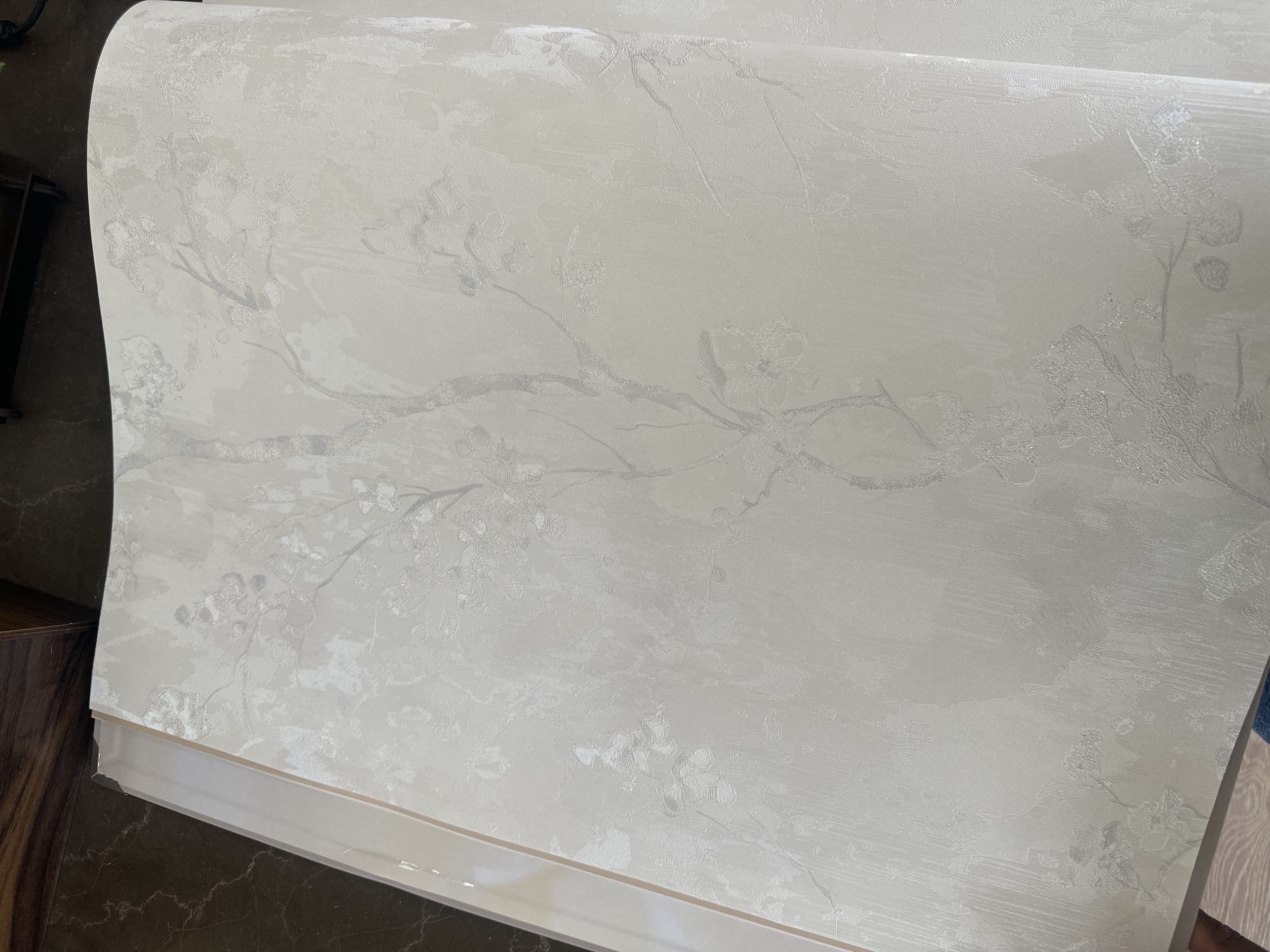 کاغذ دیواری سفید گل دار D100۰۳