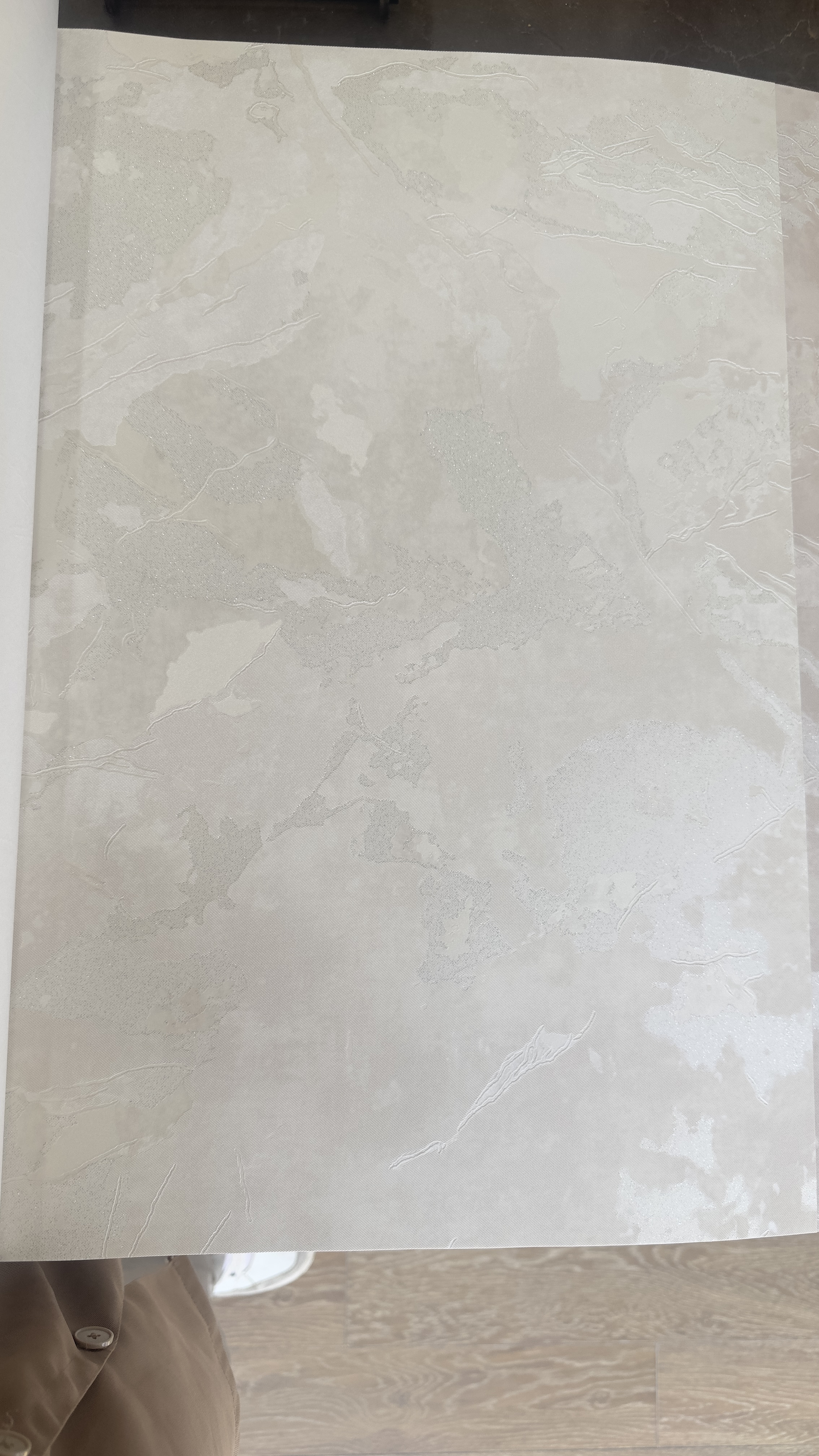 کاغذ دیواری ساده سفید طوسی نقره ایD100۳۰